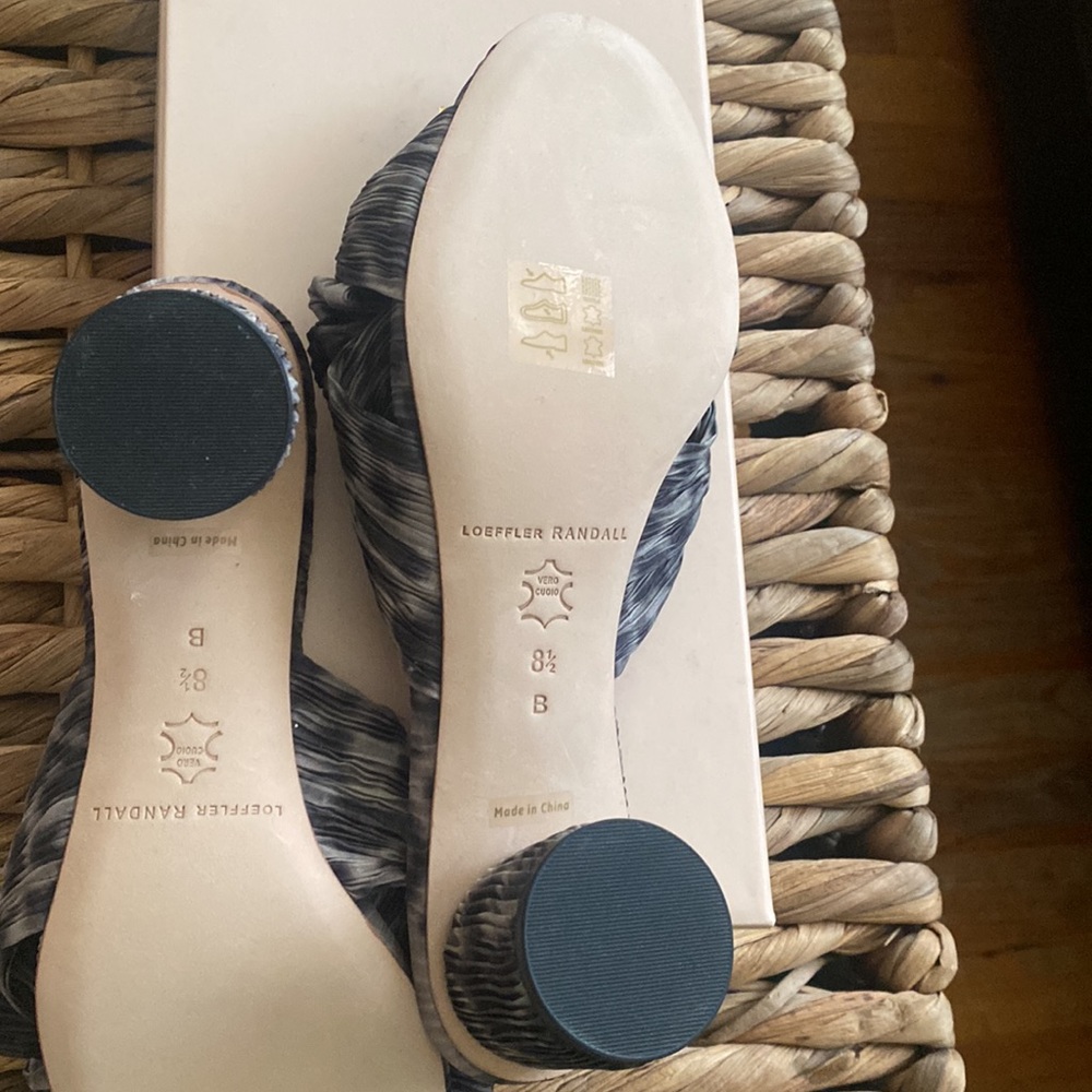 Only tired on once brand new Loeffler Randall open to sandals with cutest bow - Picture 12 of 12